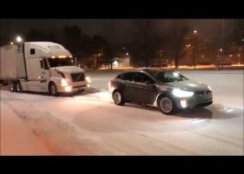 Tesla Model X dokáže svou silou vyprostit americký Truck z kluzké vozovky