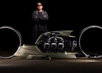 Vysloužilý jezdec F1 postavil tuhle netradiční motorku