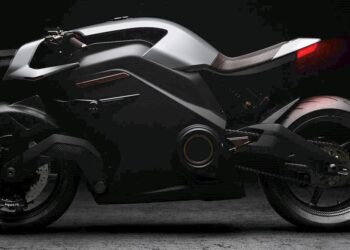 Elektrická mašina ARC Vector si s jezdcem „popovídá“