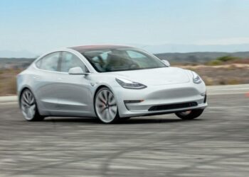 Tesla Model 3 už je v Evropě