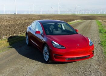 Tesla Model 3 si to konečně míří do Evropy!