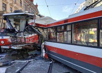 Tramvaj a trolejbus se srazily v Brně
