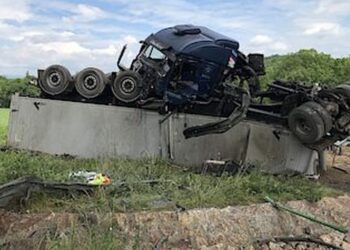 Kamion se zřítil dnes dopoledne z mostu i s řidičem a těhotnou ženou
