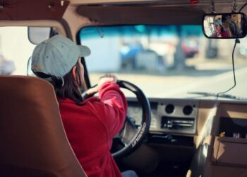 Řidiči dělají mnoho chyb, i když to nejsou zrovna přestupky. Jaké jsou nejčastější?