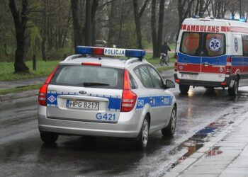 Autosedačka patří do auta, ne jako uspávadlo pro děti doma. Co hrozí při nesprávném používání?