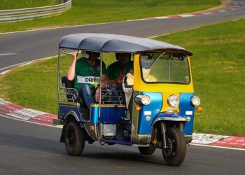 Na Nürburgringu se objevil indický taxík