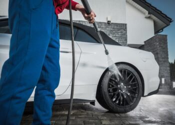 Nepoškodí vysokotlaké čističe auto? Ne, ale chce to vědět, jak na to