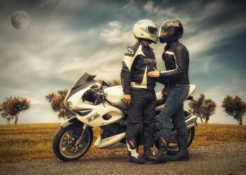 Jak si vybrat helmu a boty na motorku? Hlavní roli hraje bezpečnost a až pak design