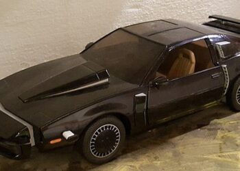 Milovali jste seriál Knight Rider? Připravte si peněženky – legendární Haselhoffův KITT je na prodej