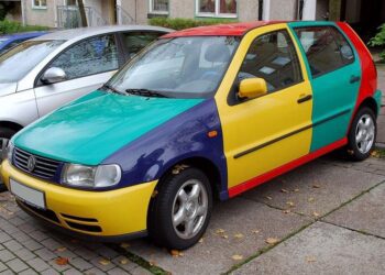 Duhová auta už dost možná nebudou jen vzpomínkou na devadesátky, Volkswagen Polo představuje Harlekin
