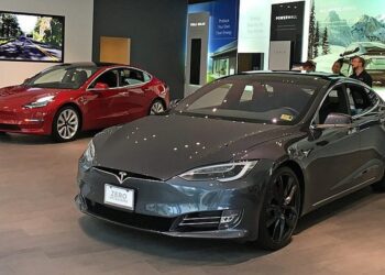 Tesla řeší další vážný problém – některá auta se totiž mění doslova v sauny
