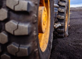 Kvalitní pneumatiky nebo pásy pro stavební techniku od specialistů v oboru