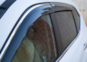 Vaše auto může vypadat lépe a být lépe chráněno s ofuky oken nebo s deflektorem přední kapoty