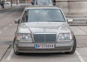 Záhada miniaturních zrcátek – proč některá auta vypadají tak nesouměrně?