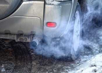Kouř prozradí potíže s motorem. Co znamená bílý, černý nebo modrý kouř?