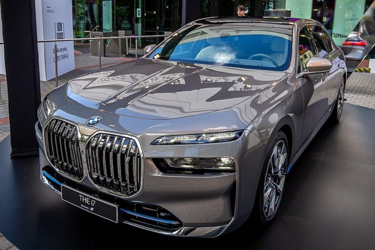 BMW i7