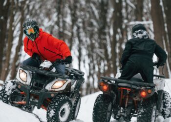 jezdci na ctyrkolce v lese