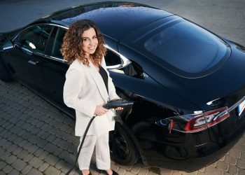 elektricky vuz zena foto