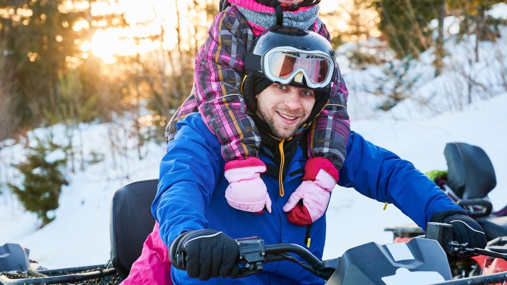 jezdec s dcerou na ctyrkolce foto