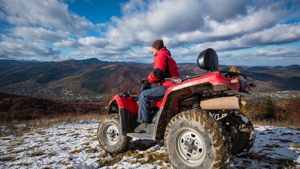 jizda na ctyrkolce v zasnezene krajine