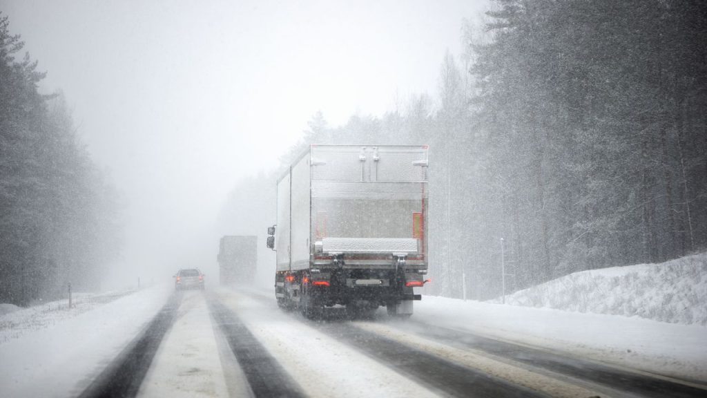 kamion zasnezena vozovka