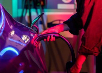 nabijeni elektromobilu