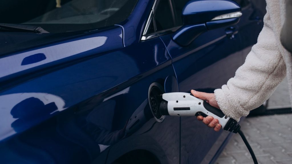 nabijeni vozu modre auto