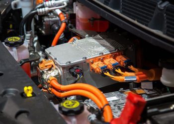 pod kapotou elektromobilu