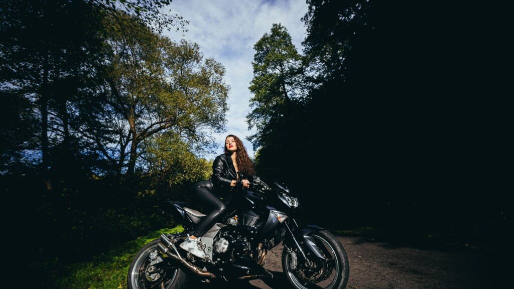 portret divka na motorce