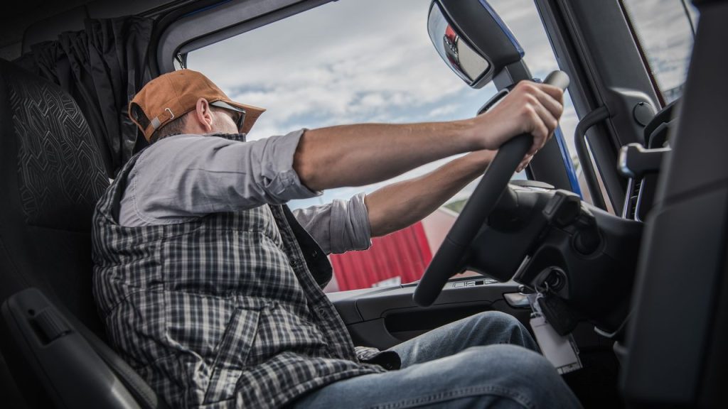 ridic kamionu v kabine