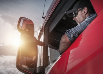 ridic v kabine kamionu