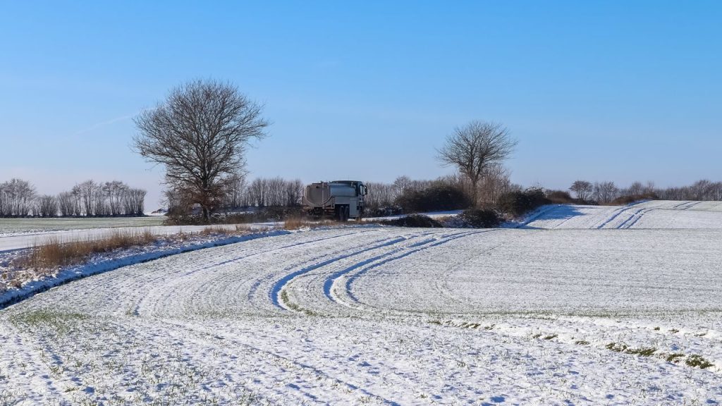 silnice v zasnezene prirode venkov