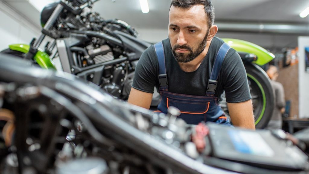 3 zásadní chyby při zimní údržbě motocyklu, kterým se vyhnout