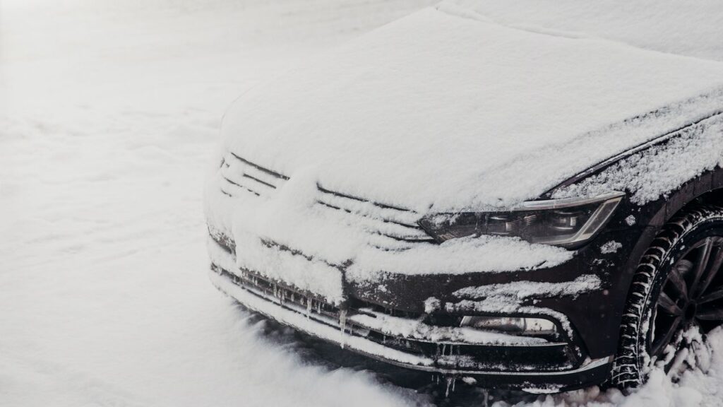 zasnezene auto (2)