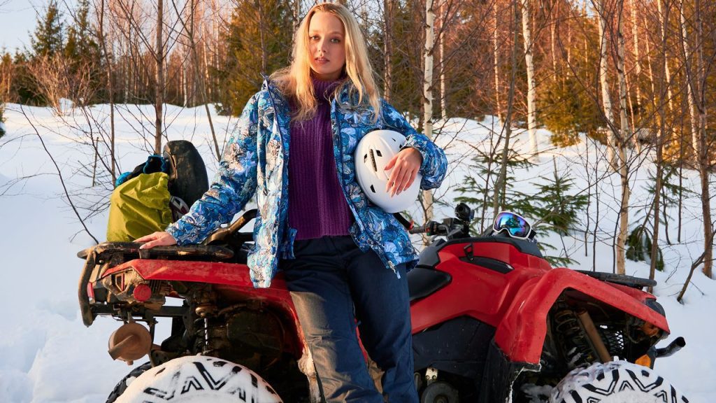 zena na ctyrkolce v prirode